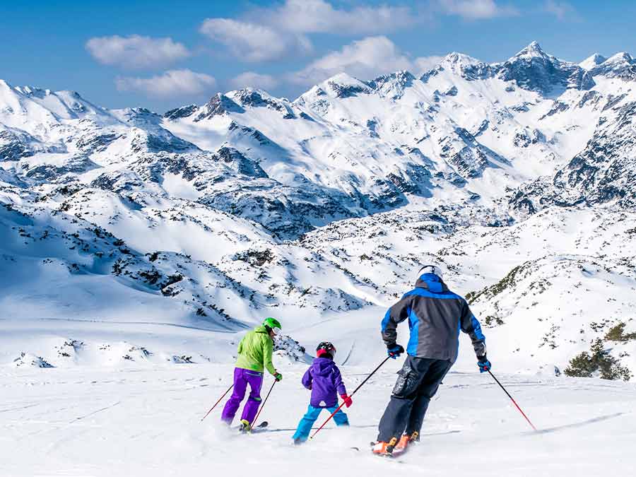 Family skiing 